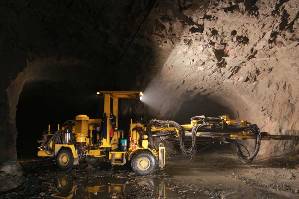 單臂掘進鉆車工作現(xiàn)場