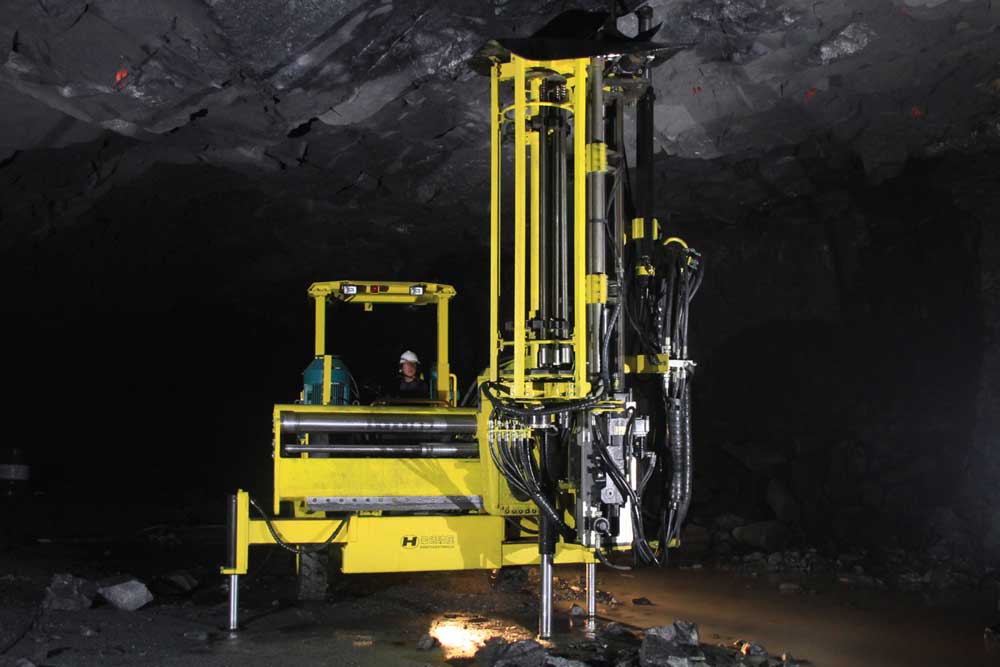 采礦鉆車工作現(xiàn)場